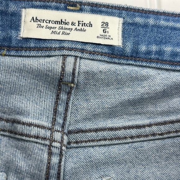 Abercrombie & Fitch Distressed Women's Jeans - EUC - Picture 3 of 4